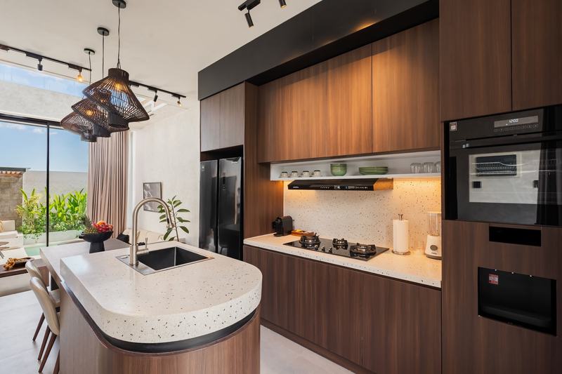 Rice-view villa in Pererenan: kitchen with an island