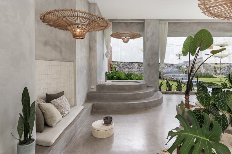 Pererenan four-bedroom villa: lounge with a stone tub