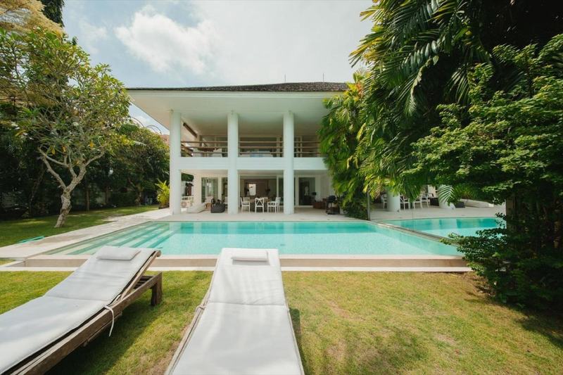 Beachside five-bedroom villa in Pererenan: two-story house with pool and lawn