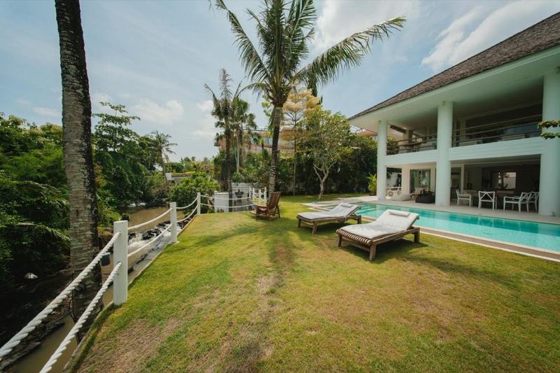 Beachside five-bedroom villa in Pererenan: garden with loungers
