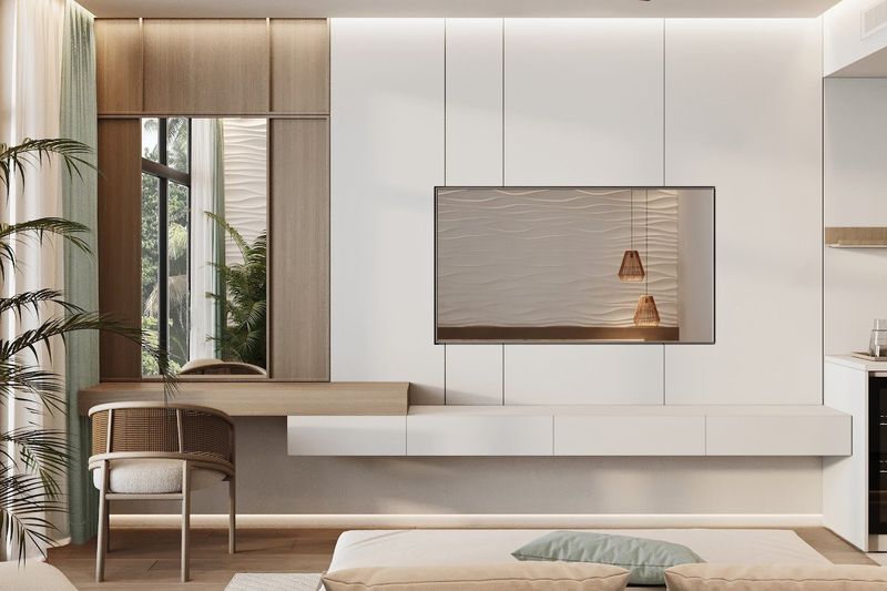Ramada Nusa Dua by Wyndham: sitting area with a TV and a desk