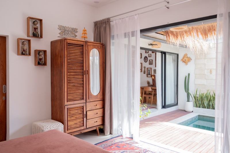 Two-bedroom villa in Seminyak: bedroom that opens onto the pool