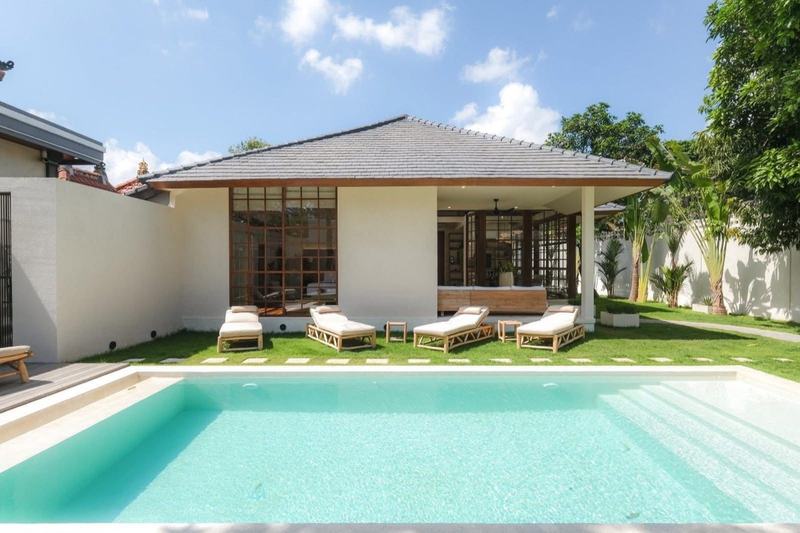 Japanese-style villa in Seminyak: pool, lawn and a facade with a terrace