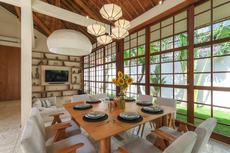 Villa de estilo japonés en Seminyak: comedor con celosías hacia el jardín