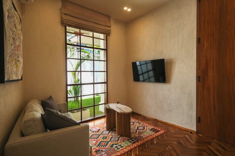 Villa de estilo japonés en Seminyak: salón con sofá y televisión