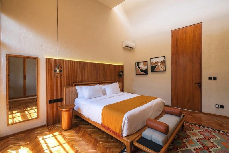Villa de estilo japonés en Seminyak: dormitorio con cabecero de madera