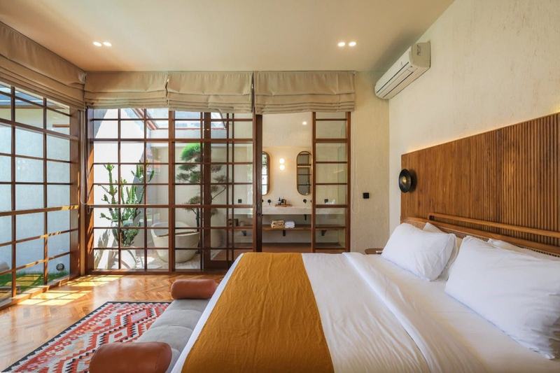 Villa de estilo japonés en Seminyak: dormitorio que da a un patio interior