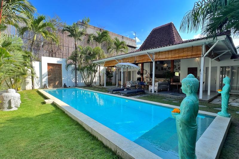Four-bedroom villa in Seminyak: pool and a house under a Javanese roof