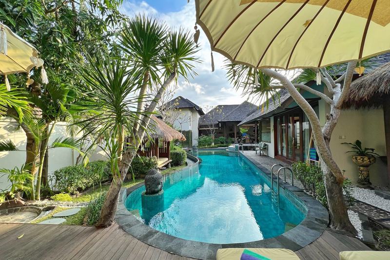Six-bedroom villa in Seminyak: pool in the garden