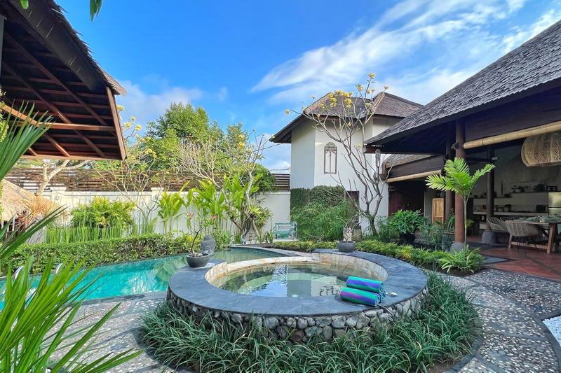Six-bedroom villa in Seminyak: courtyard with a round plunge pool and open living room