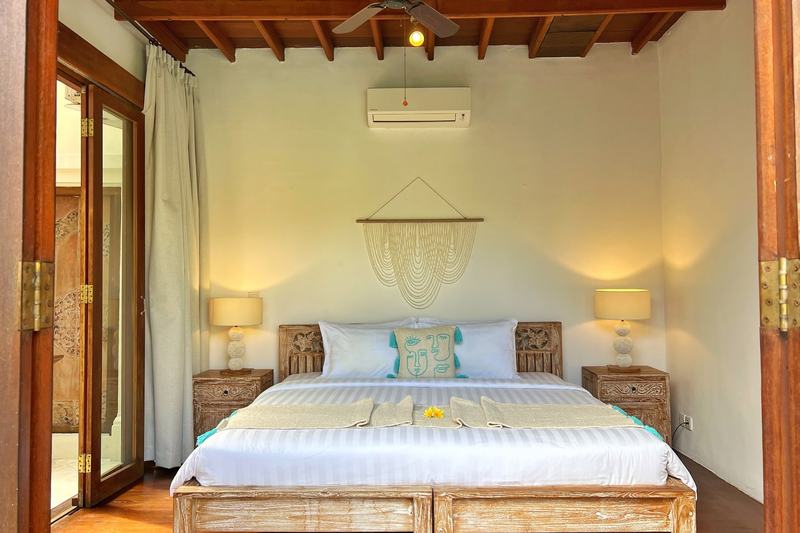 Six-bedroom villa in Seminyak: twin bedroom