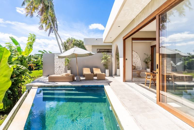 Three-bedroom villa in Seseh: pool, terrace and sliding windows