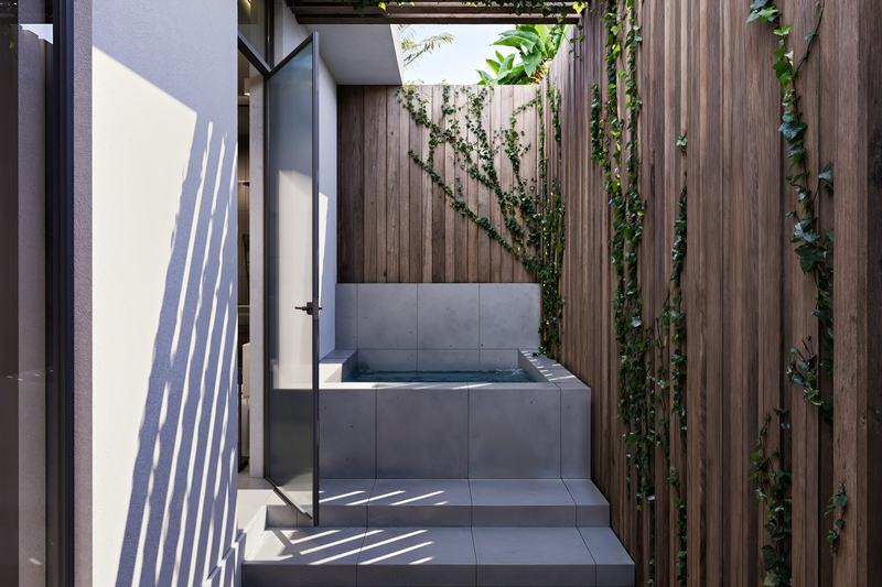 Sol townhouse: slatted patio and bathtub in the complex (render)