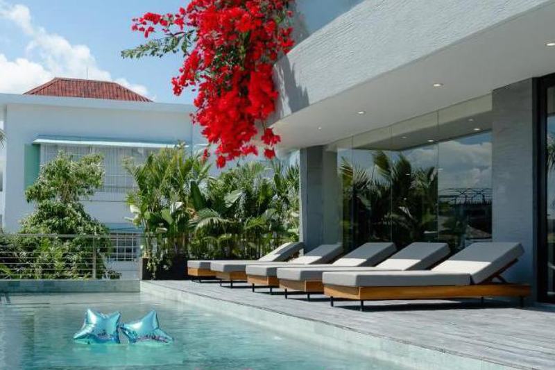 Sunny Aparts II: pool with sunbeds running along the building, developer photo
