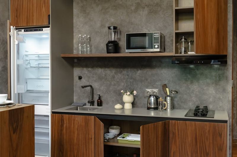 Sunny Cuddles: kitchen with fridge, cooktop and microwave, developer photo
