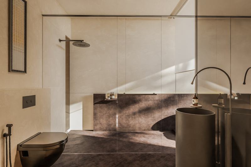 The Ease Canggu: bathroom with a tub