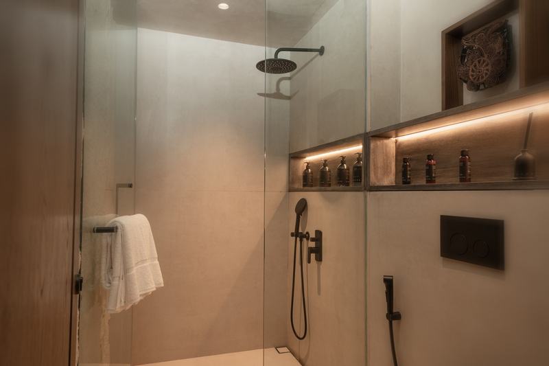 The Ease Canggu: shower in the bathroom