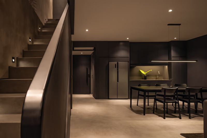 The Grey House: escalera y cocina de la planta baja al anochecer