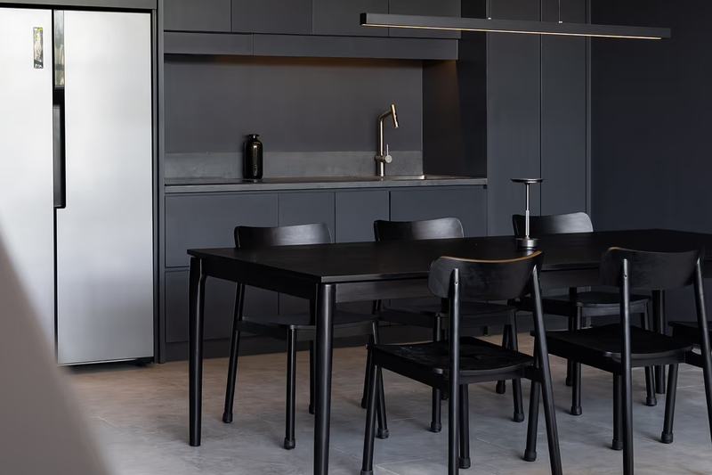 The Grey House: mesa de comedor junto a la cocina