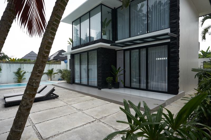 Two-story villa in Ubud: glass-fronted house, courtyard and pool