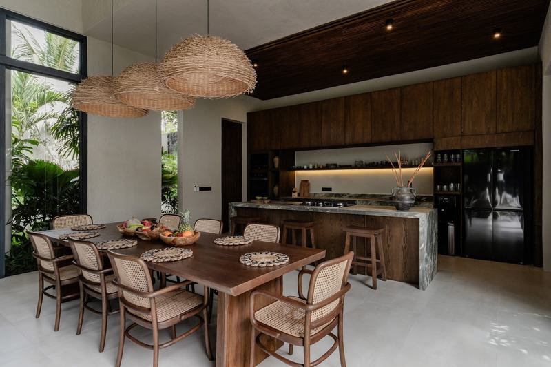 Three-bedroom villa north of Ubud: dining area and kitchen with a timber bar