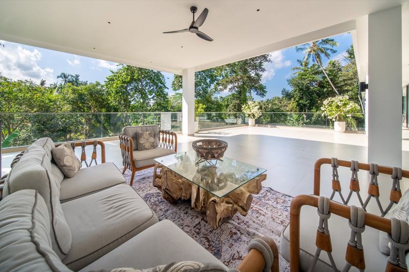 Four-bedroom villa in Ubud: open living room above the garden