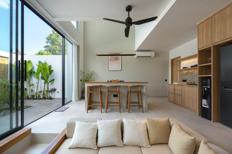 One-bedroom villa in west Uluwatu: kitchen and living room
