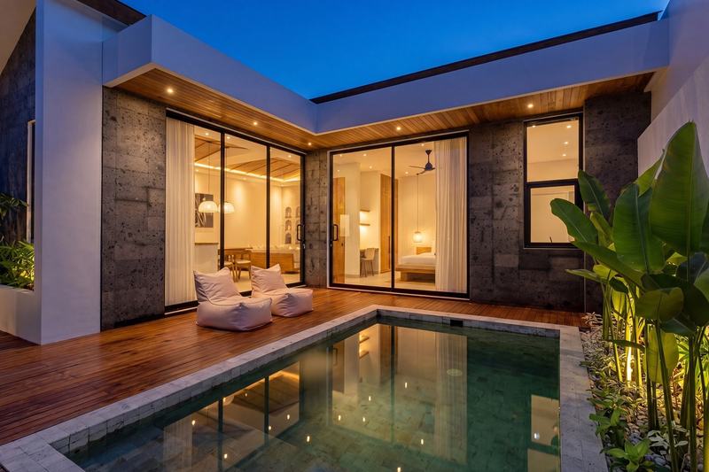 Nyang Nyang one-bedroom villa, Uluwatu: pool courtyard in the evening