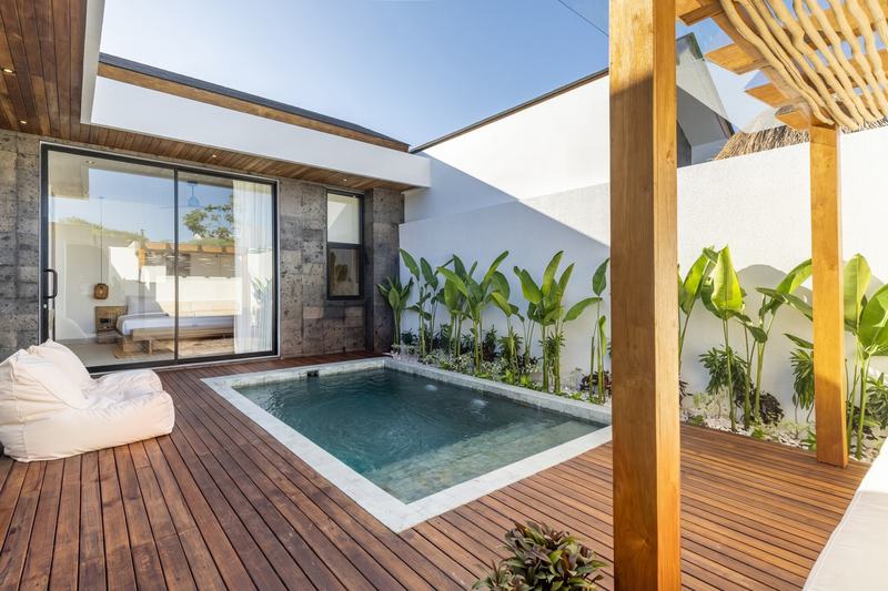 Nyang Nyang one-bedroom villa, Uluwatu: pool with the bedroom behind glass