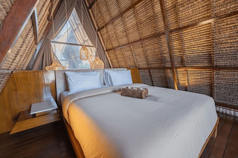 One-bedroom bungalow in Uluwatu: bedroom under the pitched roof