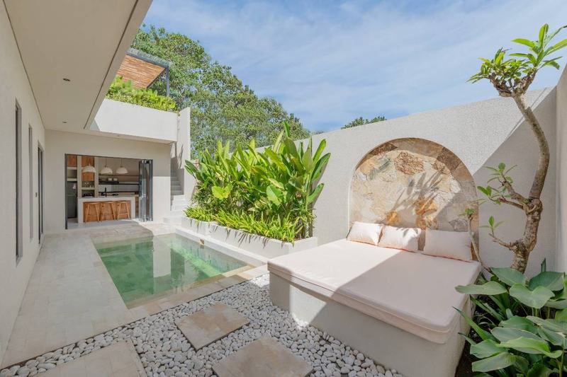Two-bedroom villa in Uluwatu: courtyard with a daybed