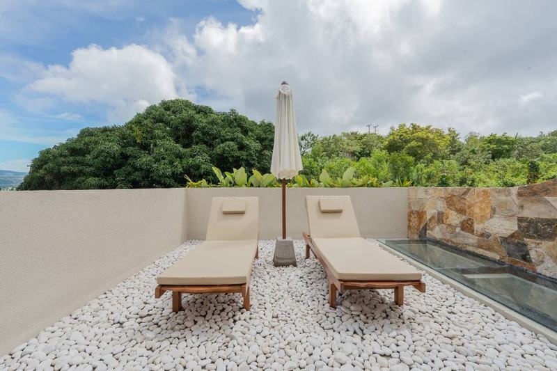 Two-bedroom villa in Uluwatu: sun loungers on the roof