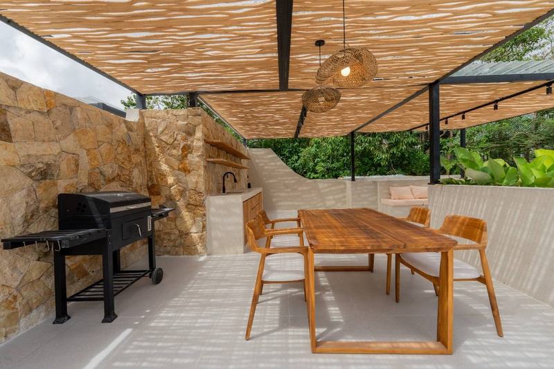 Two-bedroom villa in Uluwatu: outdoor kitchen with a grill