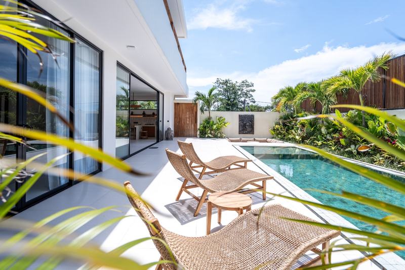 Three-bedroom villa in Nyang Nyang: pool and sun loungers
