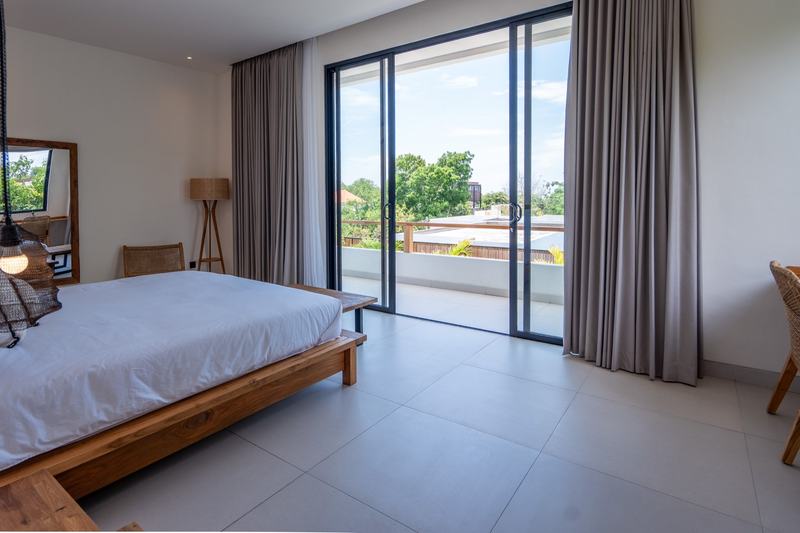 Three-bedroom villa in Nyang Nyang: bedroom with a balcony