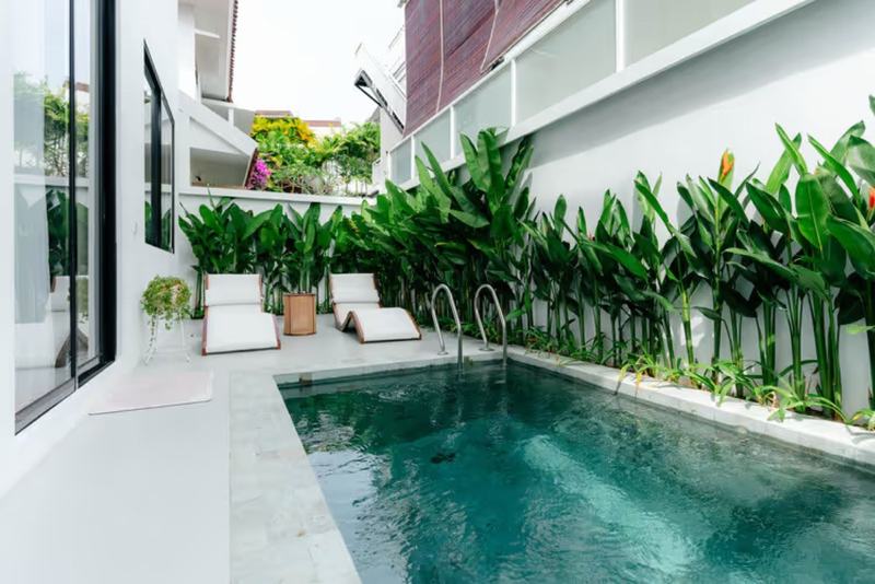 Three-bedroom villa in Dreamland: pool in the inner courtyard