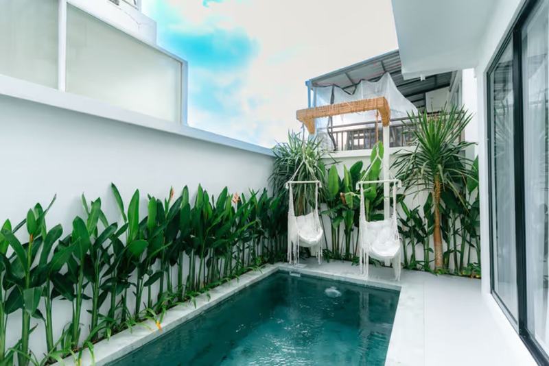 Three-bedroom villa in Dreamland: pool and hanging chairs
