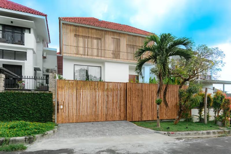 Three-bedroom villa in Dreamland: facade and wooden gates
