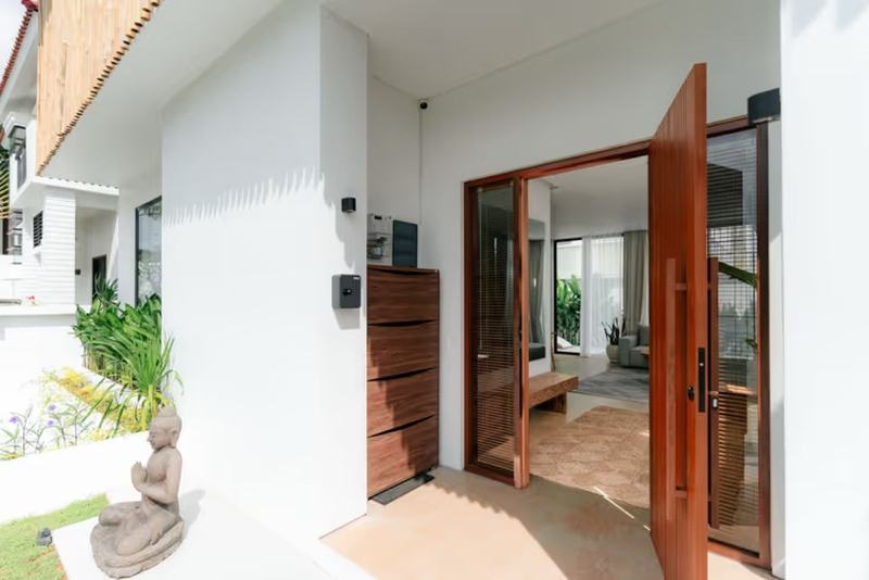 Three-bedroom villa in Dreamland: front entrance