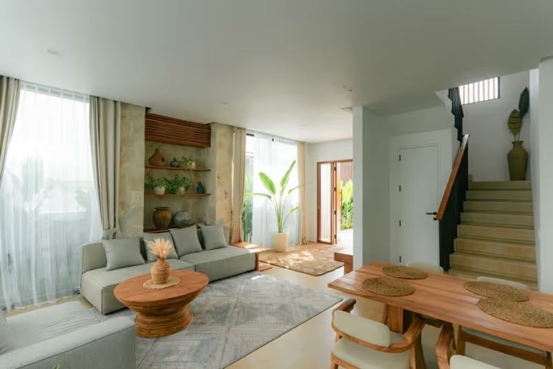 Three-bedroom villa in Dreamland: living and dining area with the staircase