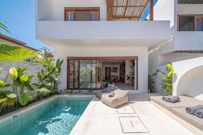 Three-bedroom villa in Nyang Nyang: pool and white facade