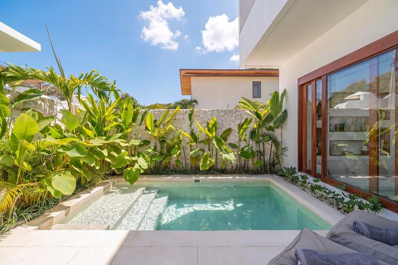Three-bedroom villa in Nyang Nyang: pool in the garden