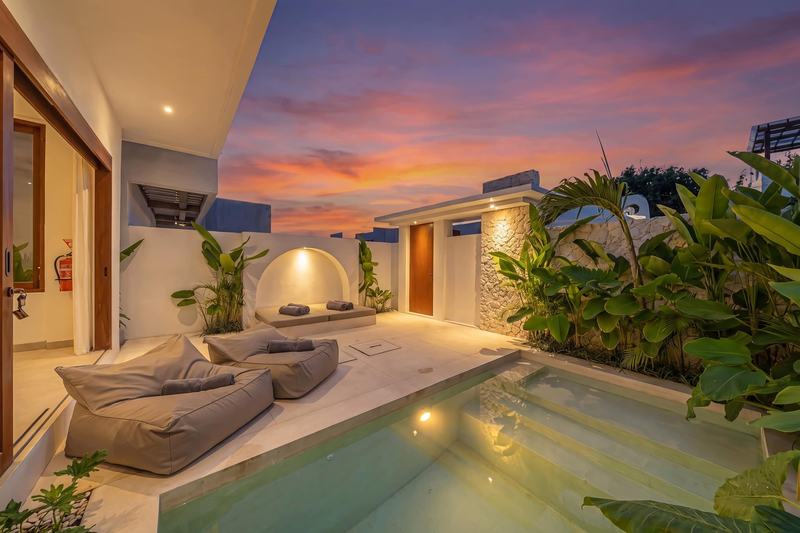 Three-bedroom villa in Nyang Nyang: courtyard in the evening