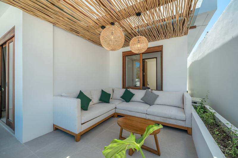 Three-bedroom villa in Nyang Nyang: covered lounge in the courtyard