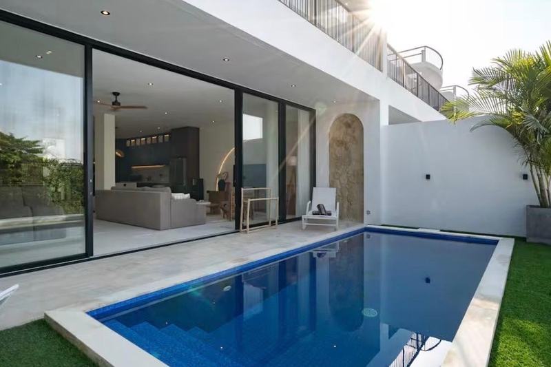 Three-bedroom villa in Dreamland: pool and living room