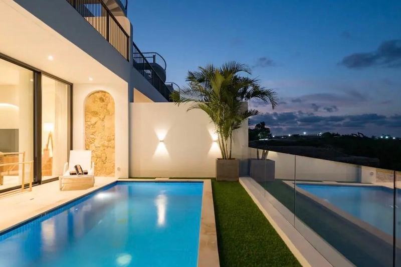 Three-bedroom villa in Dreamland: the pool at night