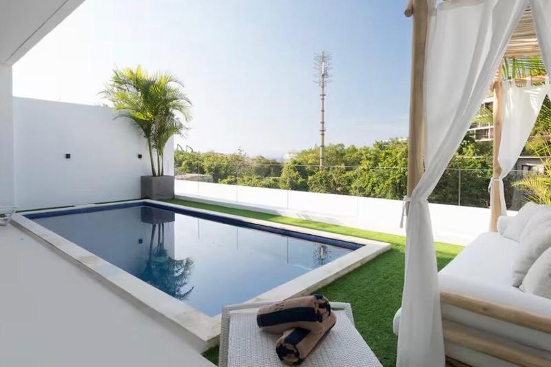 Three-bedroom villa in Dreamland: pool and canopy tent on the terrace