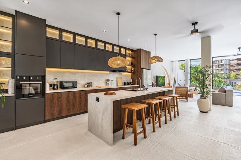 Three-bedroom villa in Dreamland: kitchen with an island