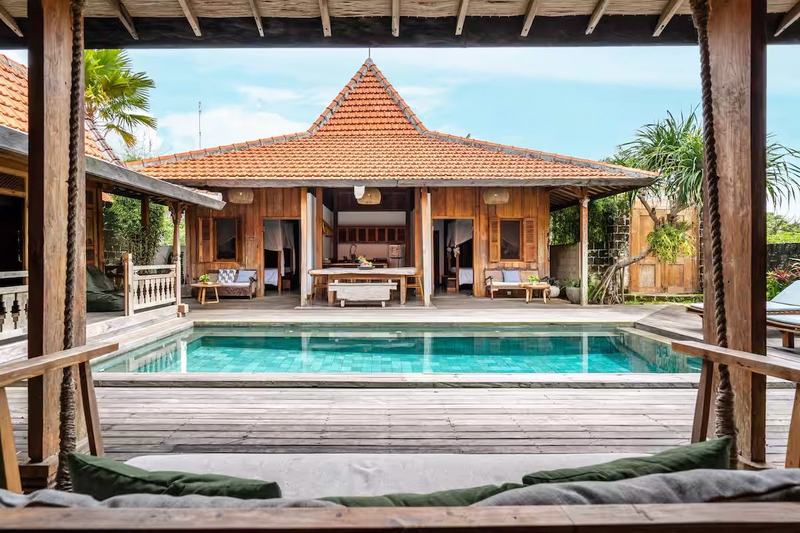 Joglo villa in Padang Padang: pool and carved pavilion