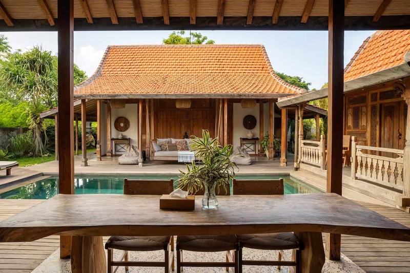 Joglo villa in Padang Padang: the pool seen from the dining area